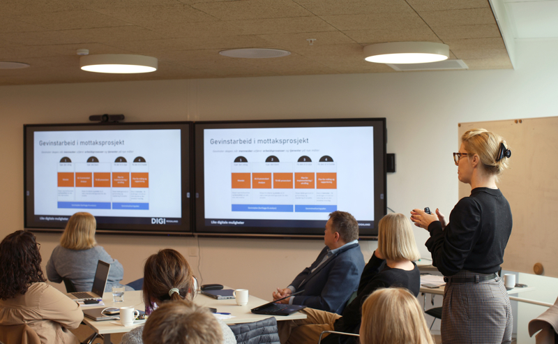 Marie Berge Trondsen snakker til deltakerne om gevinstarbeid.