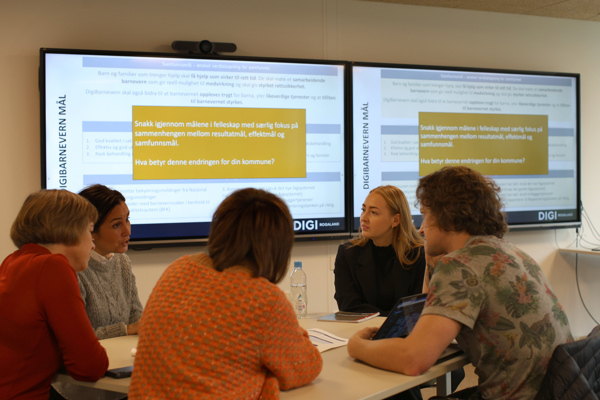 Christiane Røv og tre andre personer sitter rundt et bord under workshopen