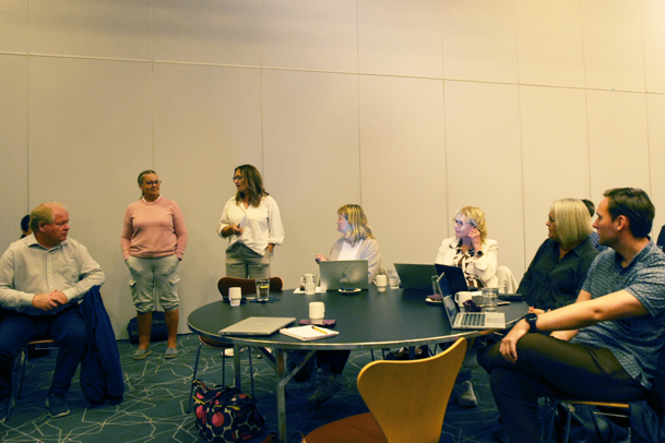 To damer står og presenterer