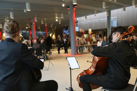 Musikerne spiller i foyaeen