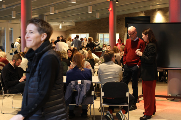 Foajeen full av folk