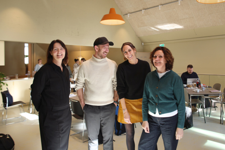 Kristine Sjøthaug, Morten Mønness, Mari Brynilsen og Irene Grastveit, står i salen.