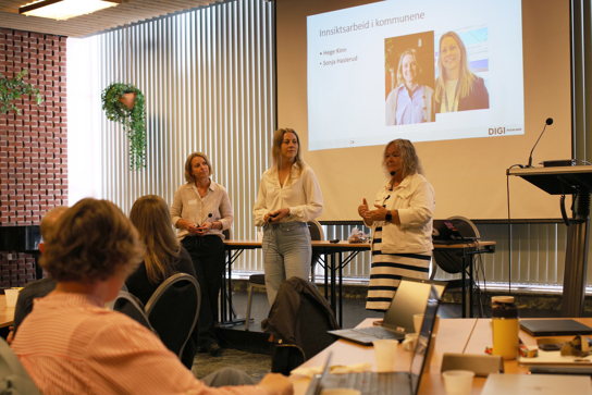Ingeborg Dirdal snakker med Hege Kinn fra Haugesund og Sonja Haslerud på scenen i salen