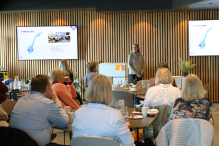 Salen med alle som deltok på workshopen, som følger med på presentasjonen.