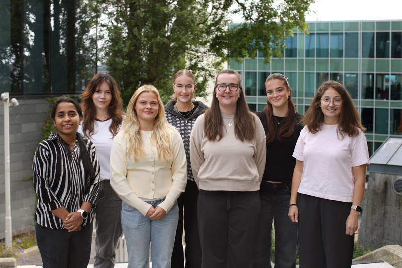 Fra venstre, Thejes Thomas, Benedikte Sigbjørnsen, Camilla Eiane, Camilla Ringhagen, Karoline Johnsen, Elnara Ismayilova og Marina Endresen.