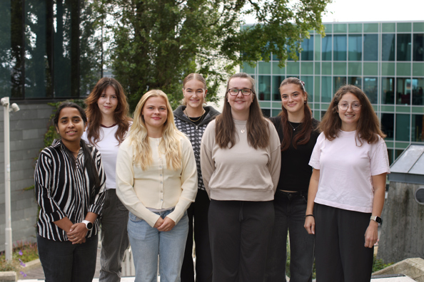 Fra venstre, Thejes Thomas, Benedikte Sigbjørnsen, Camilla Eiane, Camilla Ringhagen, Karoline Johnsen, Elnara Ismayilova og Marina Endresen.