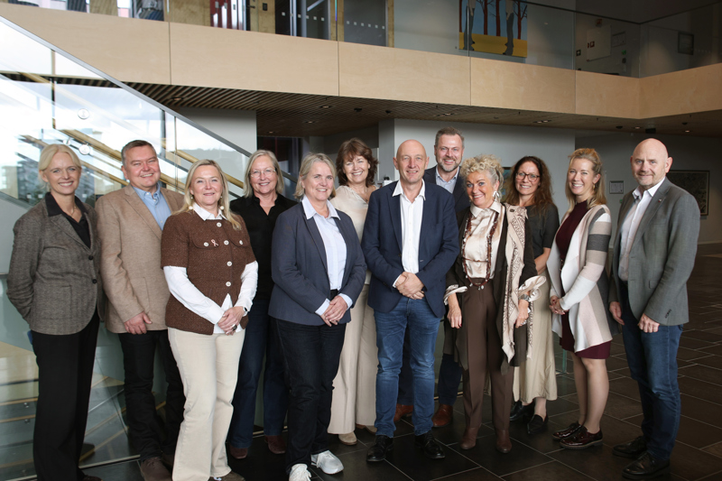 Ny styringsgruppe på møte i september 2026 i Sandnes rådhus, sammen med Digi Rogaland direktør Rune Hauge og rådgiver Kirsten Madland. Representanter tilstede, fra venstre, , Jan Petter Stangeland, Vibeke Vikse Johansen, Ole Bernt Thorbjørnsen, leder, Bodil Sivertsen, Christine Haver, Knut Underbakke og Heidi Klaveness.