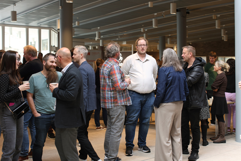 Folk i prat i foajeen