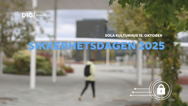 En mann går på en vei med hus i bakgrunnen