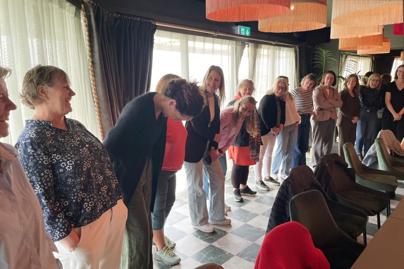 Deltakerne stor i en ring og snakker med hverandre.