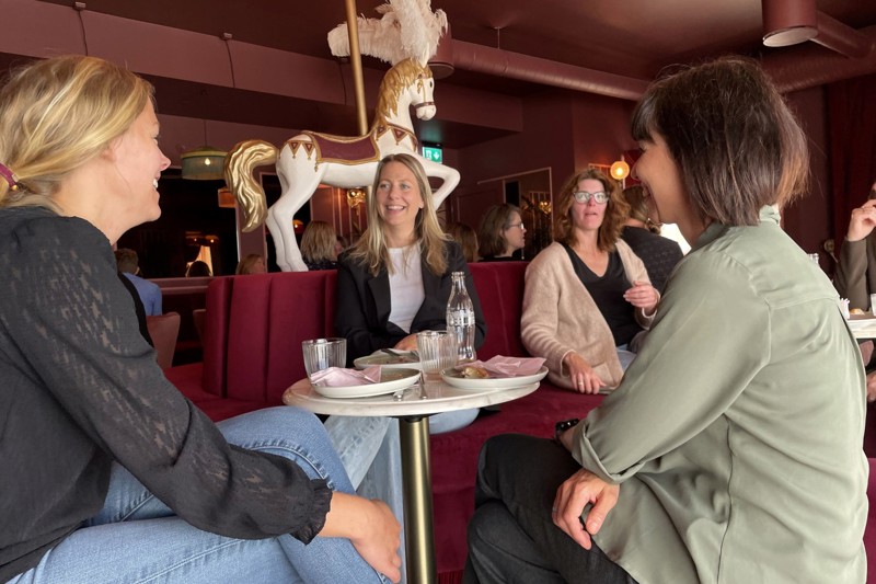 Flere av deltakerne i ivrig diskusjon rundt bordet.