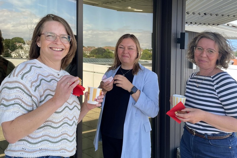 tre deltakere på terrassen