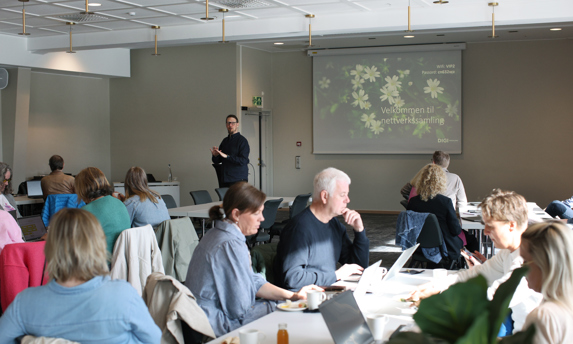 Arve Ubøe Rohde ønsker velkommen foran de fremmøtte i salen