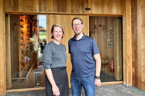 Bildet viser Trine Voos og Arve Ubøe Rohde som står utenfor hovedinngangen ved hotellet.