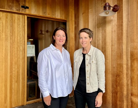 Bildet viser Kristine Skjøthaug og Christine Sandvold som står utenfor hovedinngangen til Utstein Kloster Hotell.