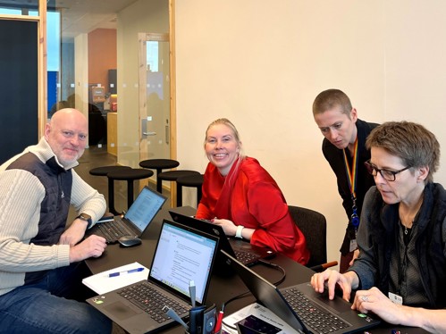 Bildet viser Jon Egil Osteig, Ellen Bowitz og Christine Sandvold som jobber sammen med ChatGpt