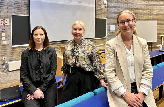 Vi ser tre damer som står i et auditorie, på Universitetet i Stavanger. De snakker om Digi Rogaland og om DigiBarnevern.