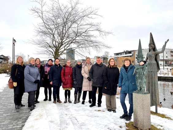 Vi ser ti av deltakerne på møtet som står i parken på Bryne under omvisningen.