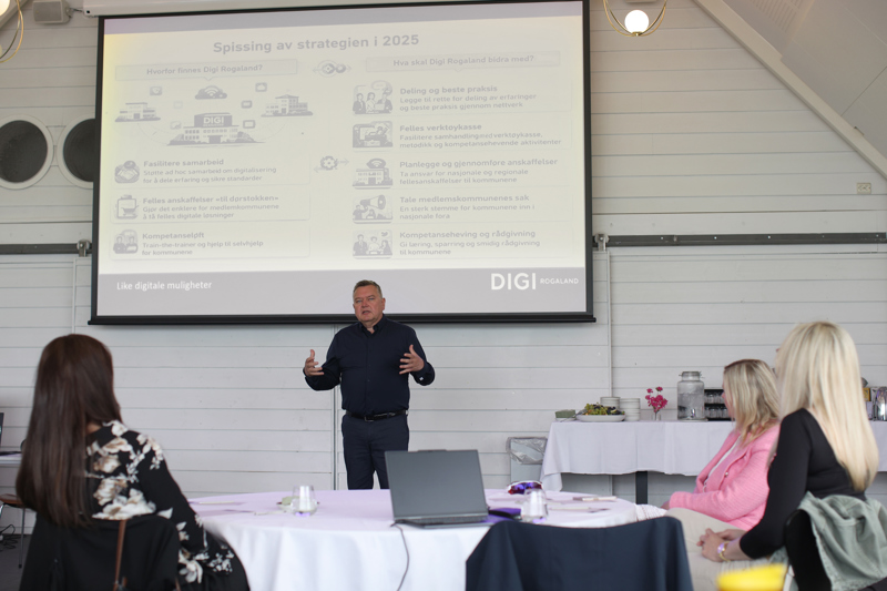 Rune Hauge holder presentasjon foran salen
