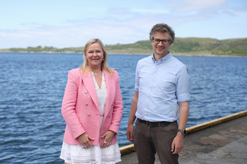 Kisten Madland sammen med Jon Mo, fylkeskartsjef i Kartverket.