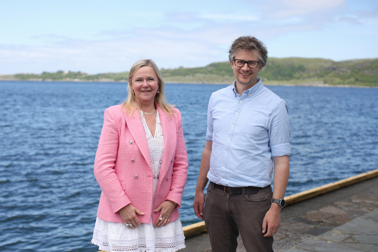 Kisten Madland sammen med Jon Mo, fylkeskartsjef i Kartverket.