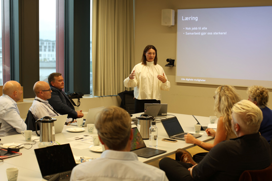 Kristine Skjøthaug snakker til styringsgruppen