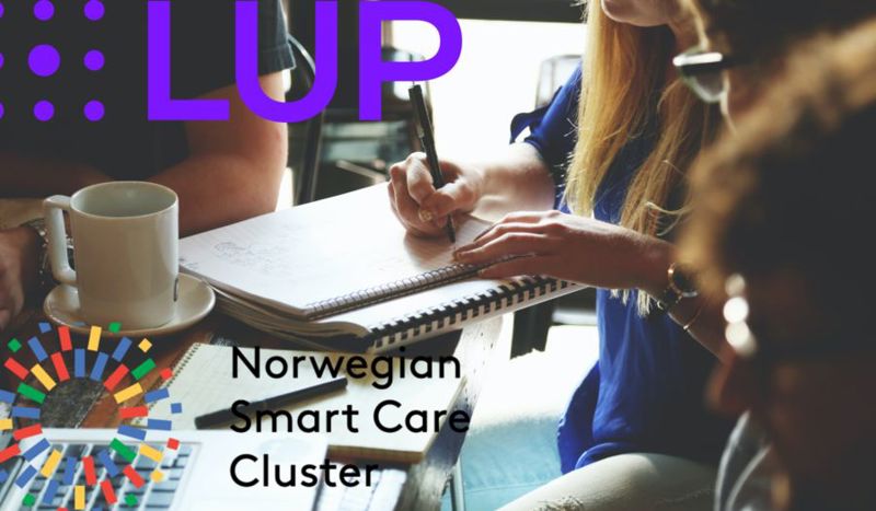 Vi ser et illustrasjonsbildet av en helsearbeider som sitter og noterer i en blokk.