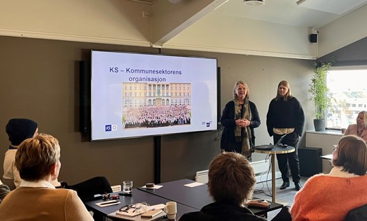 Bildet viser Elin Vetaas og Anna Lena Staumdal fra KS som snakker om organisasjonen de jobber i.