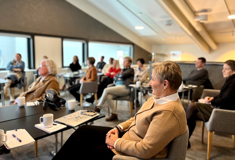 Agot Vantedal i front, og resten av salen som lytter til en av presentasjonene. 