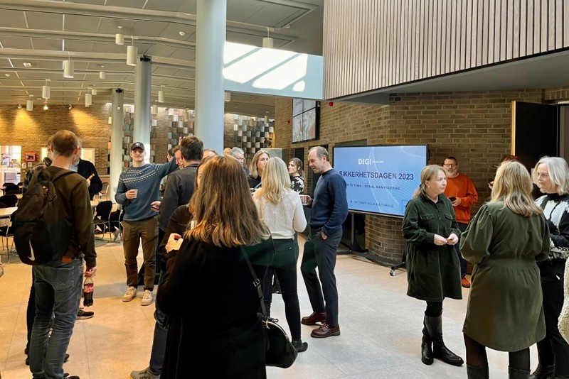 Bildet viser folk som står i foajeen på Sola kulturhus under en pause på Sikkerhetsdagen. 