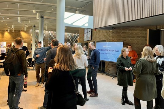 Bildet viser folk som står i foajeen på Sola kulturhus under en pause på Sikkerhetsdagen.