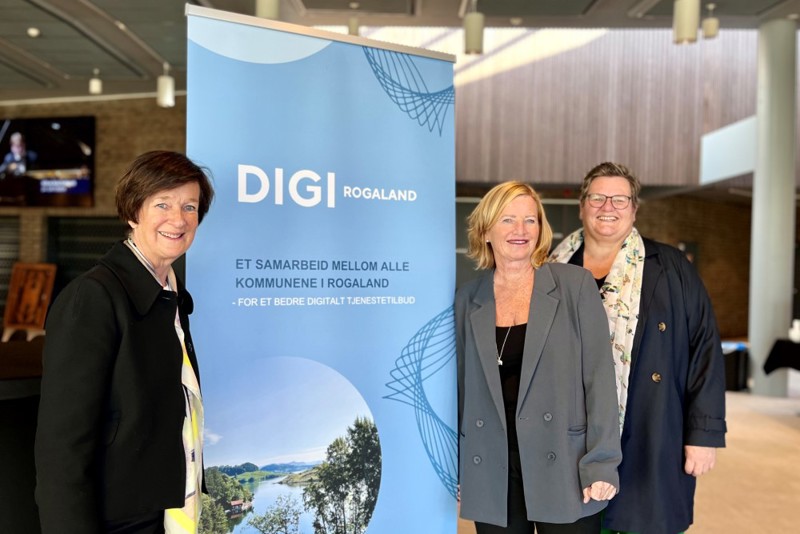 Bildet viser Kari Ødegård Aas og de to andre damene i arrangementsgruppen på Sikkerhetsdagen. De står i foajeen i Sola kulturhus.