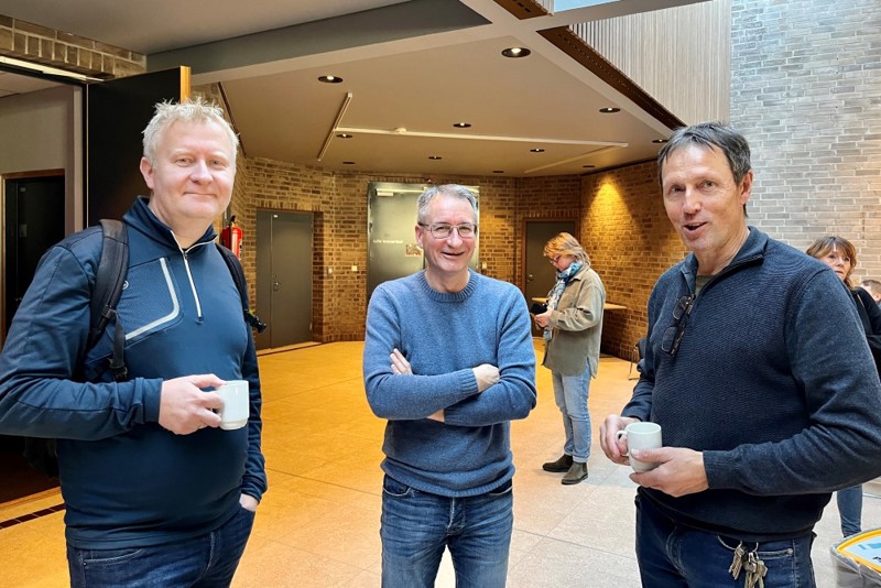 Vi ser tre menn som står i foajeen i Sola kulturhus.