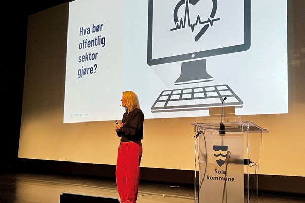 Bildet viser Inger Lise Blyverket, leder av Forbrukerrådet på scenen i Sola kulturhus.