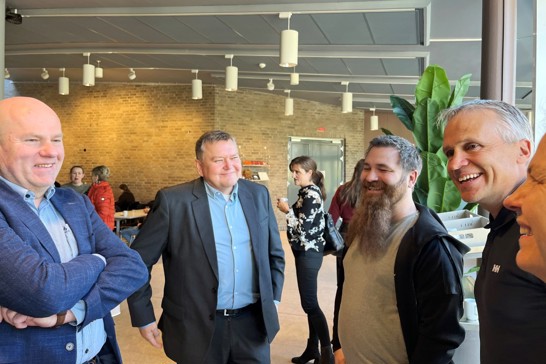 Bildet viser Rune Hauge, fra Digi Rogaland i hyggelig prat med kollegaer.