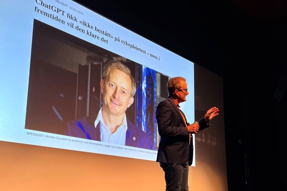 Bildet viser Morten Goodwin på scenen i Sola kulturhus.