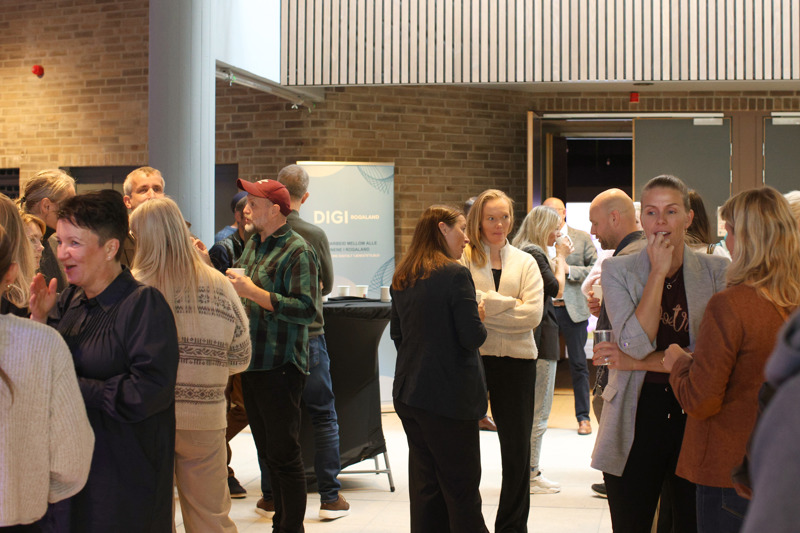 Folk som fyller foajeen i Sola kulturhus