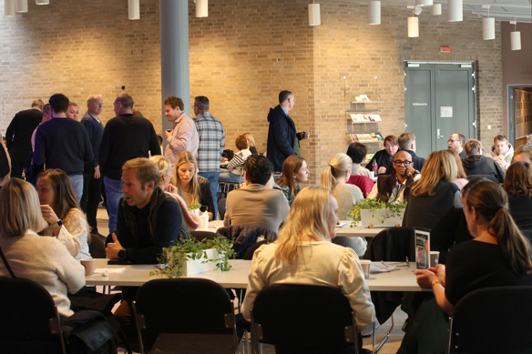 Fulle bord med folk i foajeen i Sola kulturhus